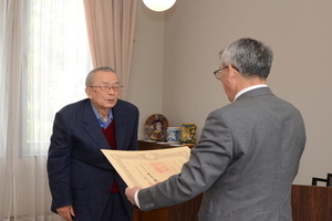 土岐市長から紺綬褒章の伝達を受ける小林元氏