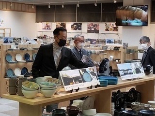 リニューアルしたとうとうあんにて　商品の説明を受ける
