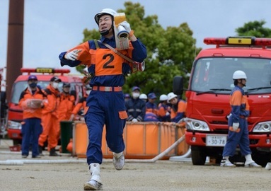 写真：消防操法大会ポンプ車操法