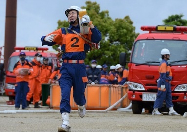 写真：消防操法大会ポンプ車操法