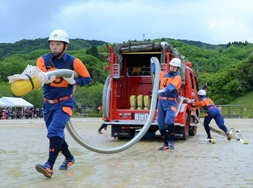 写真：消防操法大会ポンプ車操法