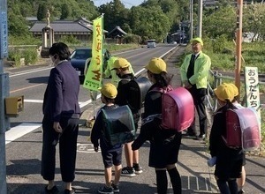 横断歩道にて児童に声掛け