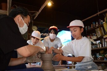 写真：妻木小学校ろくろ体験