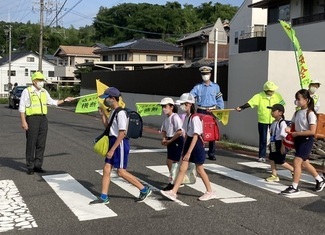 泉小学校通学路で街頭啓発