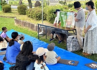 図書館で読み聞かせ