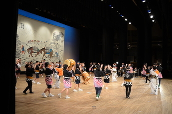 写真：中馬馬子唄の踊り