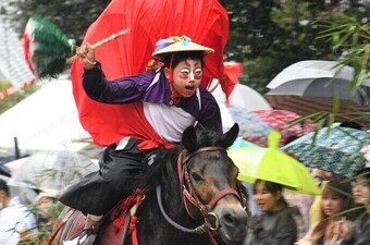 流鏑馬　古式衣装で流鏑馬