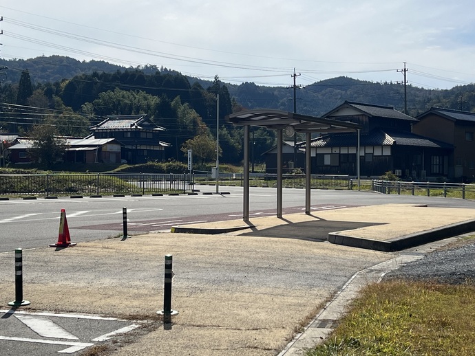 バス停、駐車場の写真