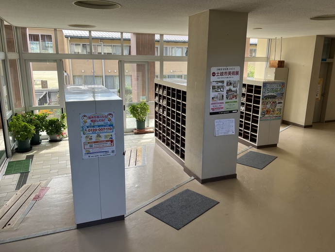 中学校棟の児童玄関の写真
