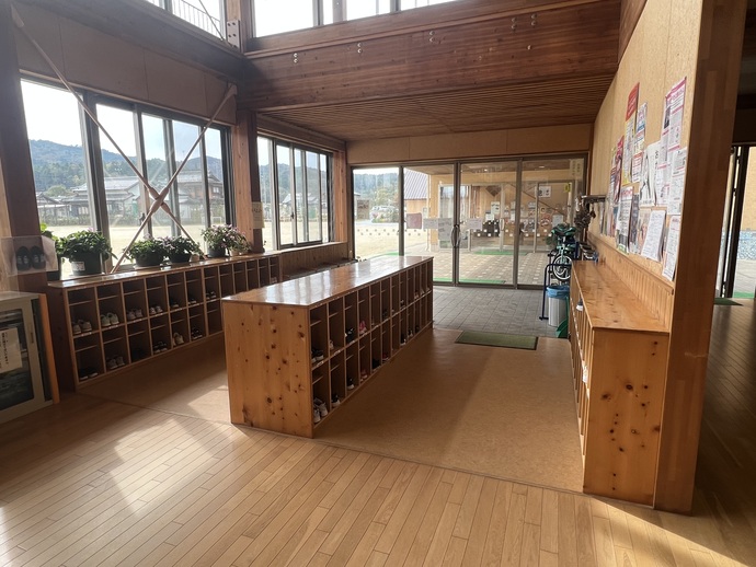 児童玄関の低学年側の写真