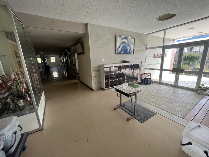 中学校棟の来賓玄関の写真