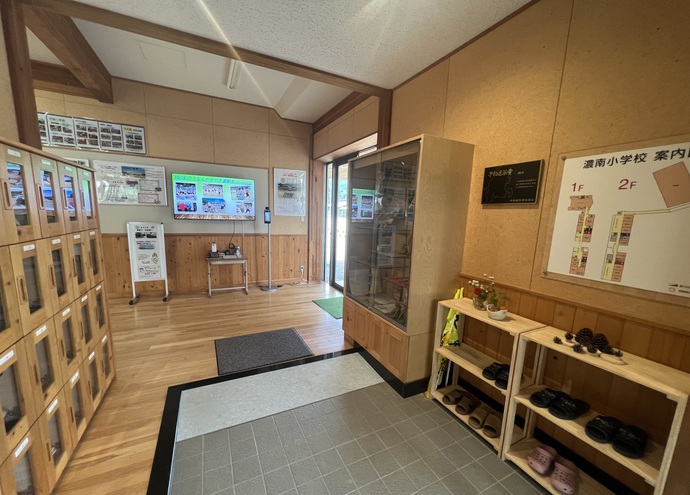 小学校棟の来賓玄関の写真