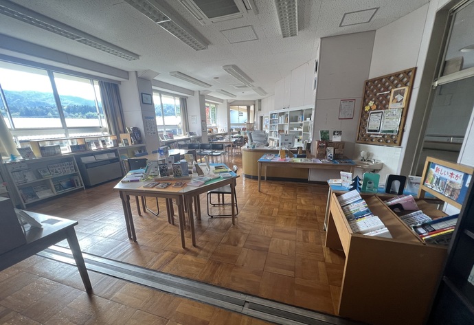 図書館内の入り口側からの写真