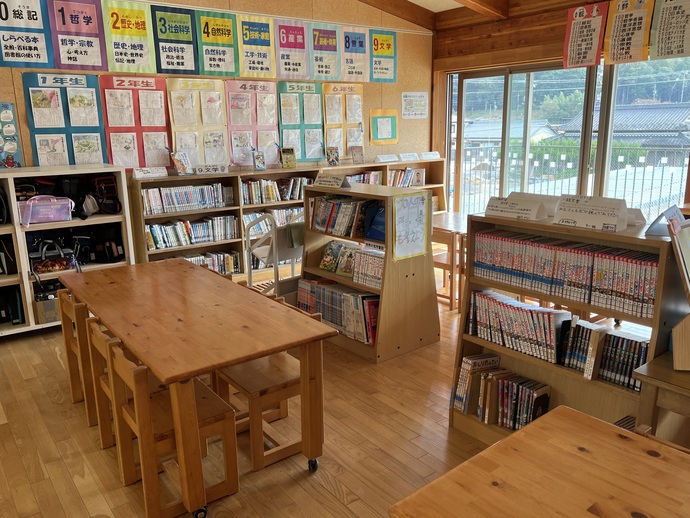 低学年教室側の図書スペースの写真