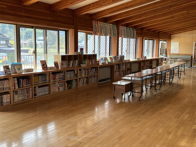 高学年教室側の図書スペースの写真