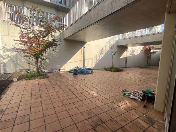 校舎東側の中庭の写真