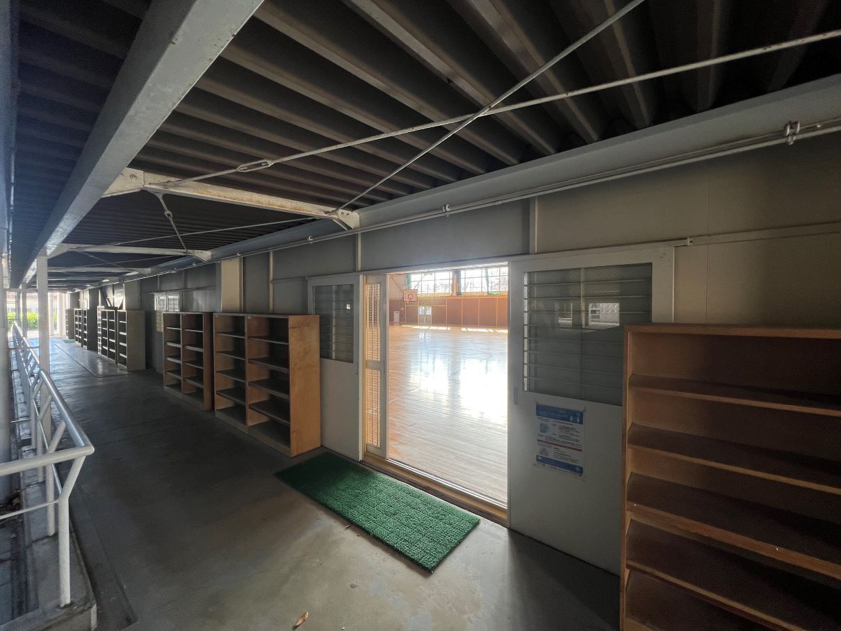 体育館の入り口の写真