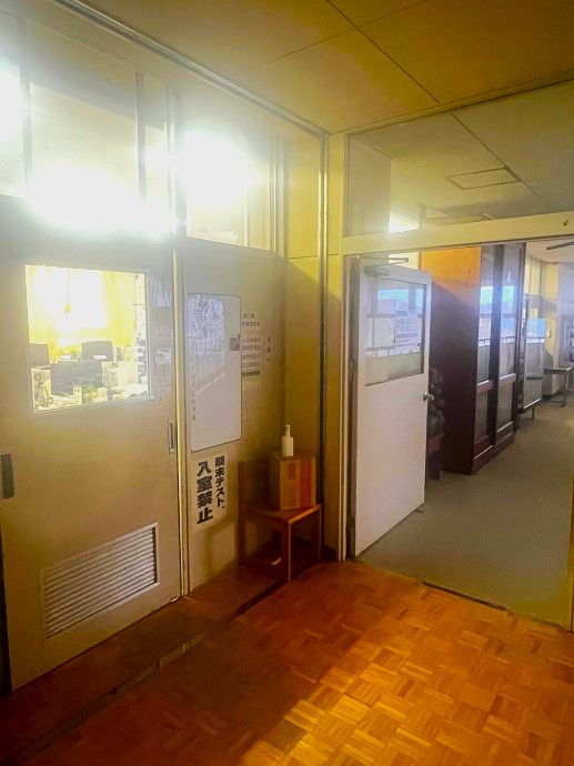 職員室入り口画像