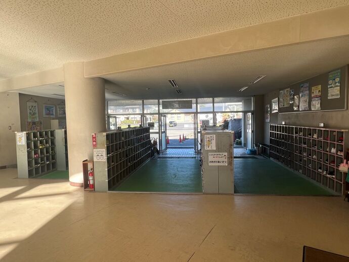 校舎正面側の児童玄関の写真
