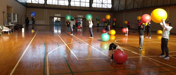 親子バランスボール教室風景