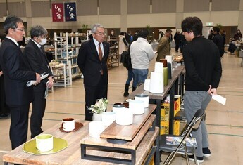 美濃焼新春見本市　視察する市長