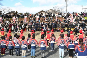 令和6年土岐市消防出初式　花園こども園の園児による演技披露