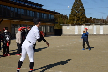 写真：先輩とキャッチボール