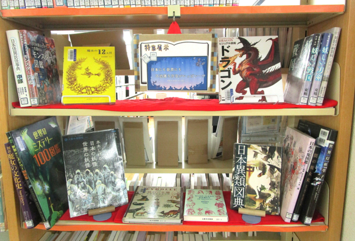 ヤングアダルトコーナーの辰の展示