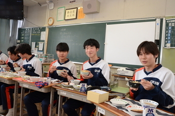 写真：給食風景