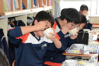 写真：給食風景