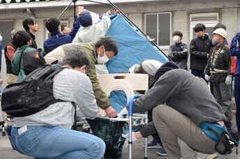 写真：マンホールトイレの設営