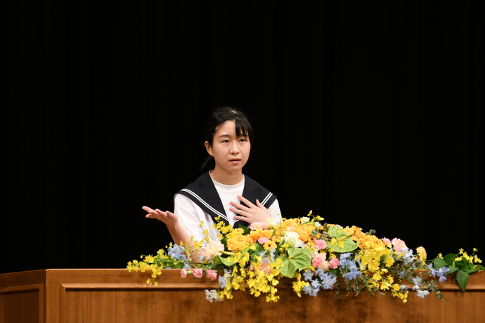 主張する様子