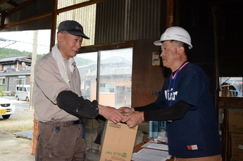 写真：水の配布