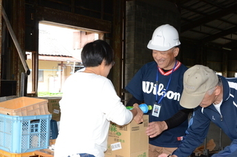 写真：水の配布