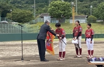 優勝旗授与