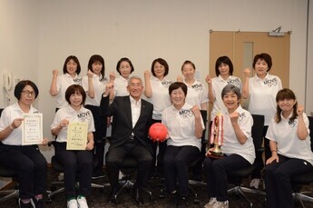 写真：ママさんバレーの表敬訪問