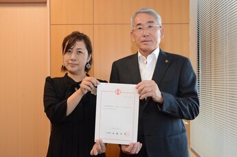 写真：教育委員の辞令交付