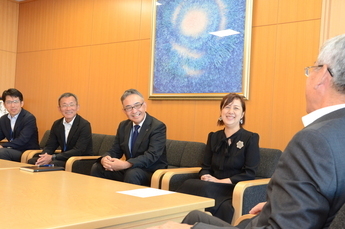 写真：教育委員の辞令交付