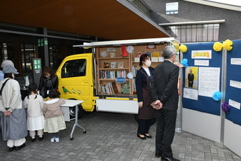 移動図書館車