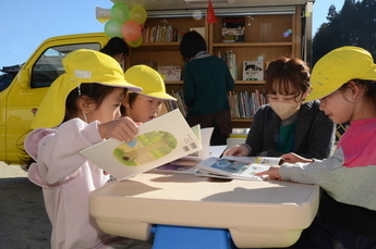 写真：移動図書館