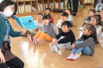 写真：読み聞かせ