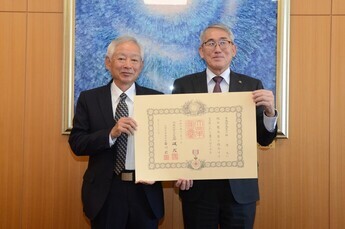 写真：叙勲受章