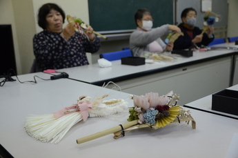 写真：しめ縄リースと熊手