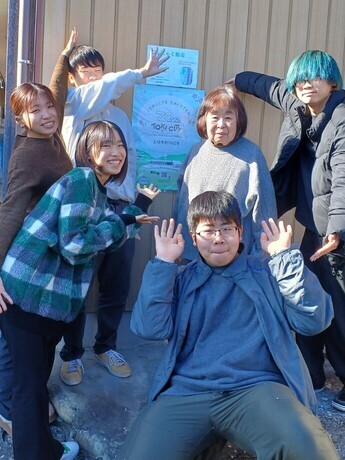 店主の水野銀子さんとゆかいなお孫さんたちです