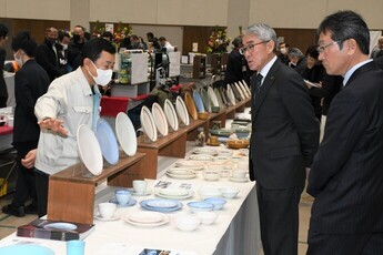 美濃焼新春見本市　視察する市長