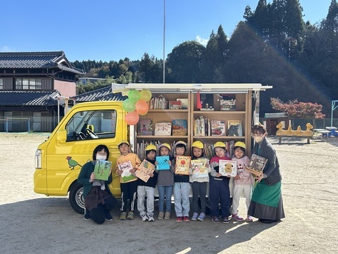 移動図書館こども園巡回
