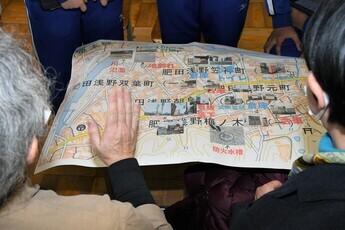 会の様子