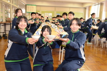 写真：美濃焼の茶わんで給食