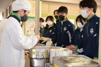 写真：美濃焼茶わんで給食