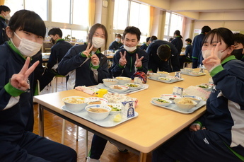 写真：美濃焼の茶わんで給食